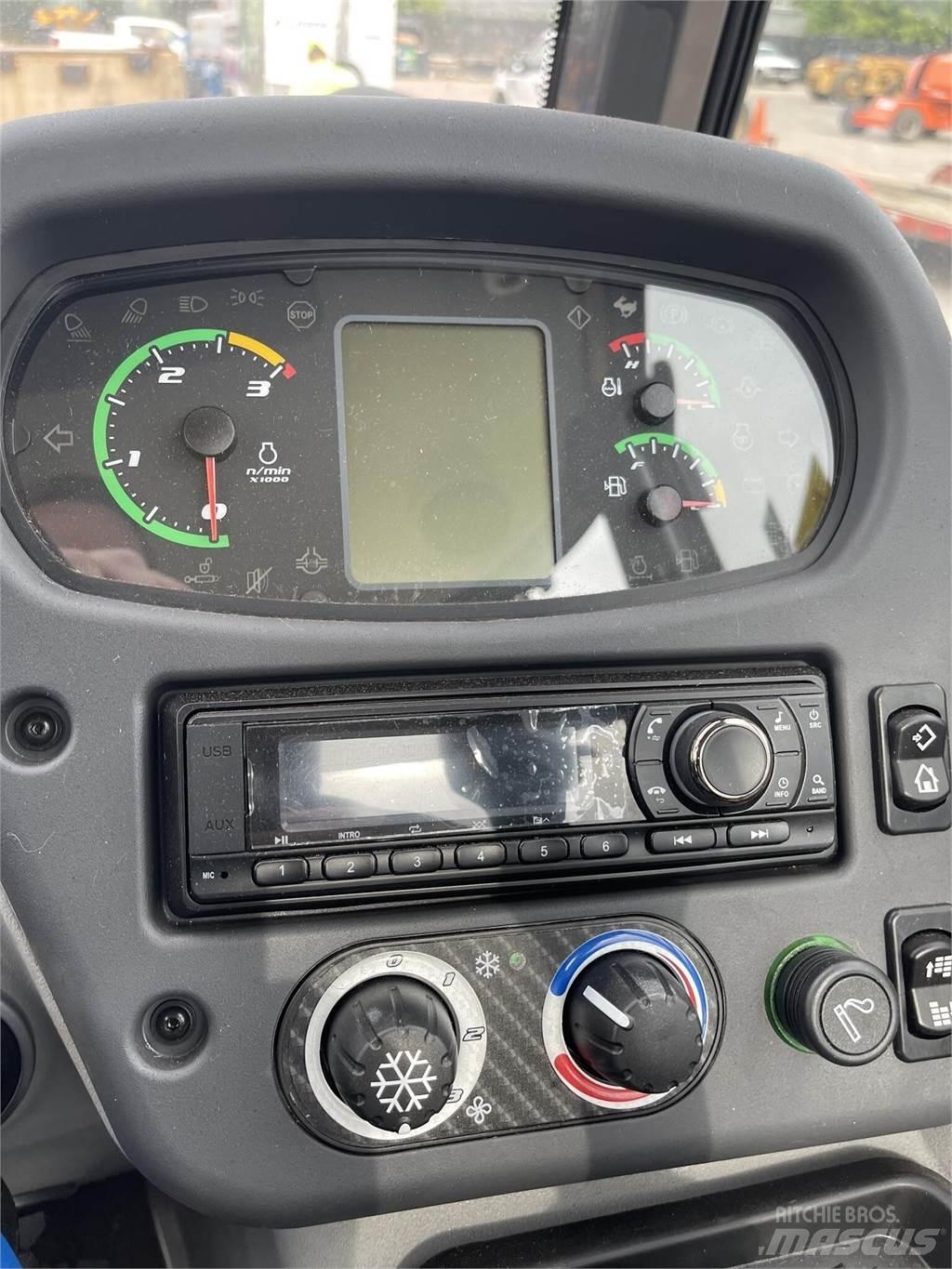 New Holland W80C Gumikerekes homlokrakodók
