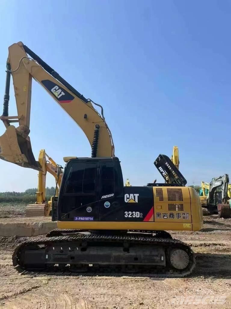 CAT 323D2 Lánctalpas kotrók