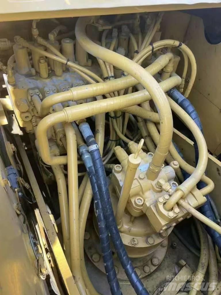 CAT 323D2 Lánctalpas kotrók