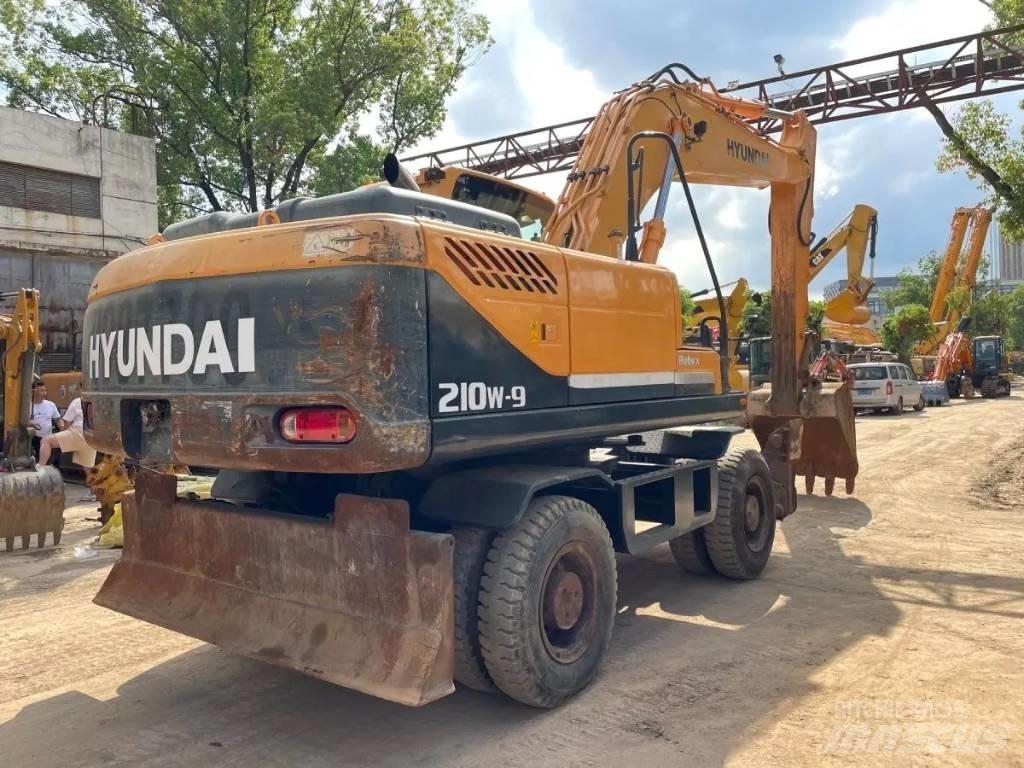 Hyundai R210W-9 Gumikerekes kotrók