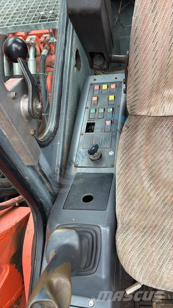 Atlas 1304 Gumikerekes kotrók