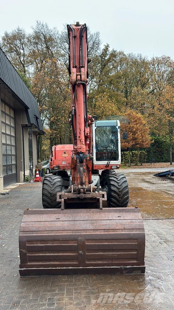 Atlas 1304 Gumikerekes kotrók