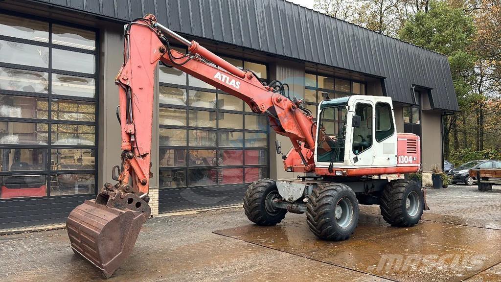 Atlas 1304 Gumikerekes kotrók