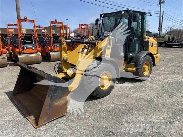 CAT 906M Gumikerekes homlokrakodók