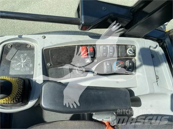 CAT 906M Gumikerekes homlokrakodók