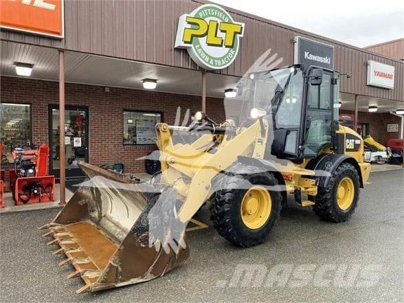 CAT 908M Gumikerekes homlokrakodók