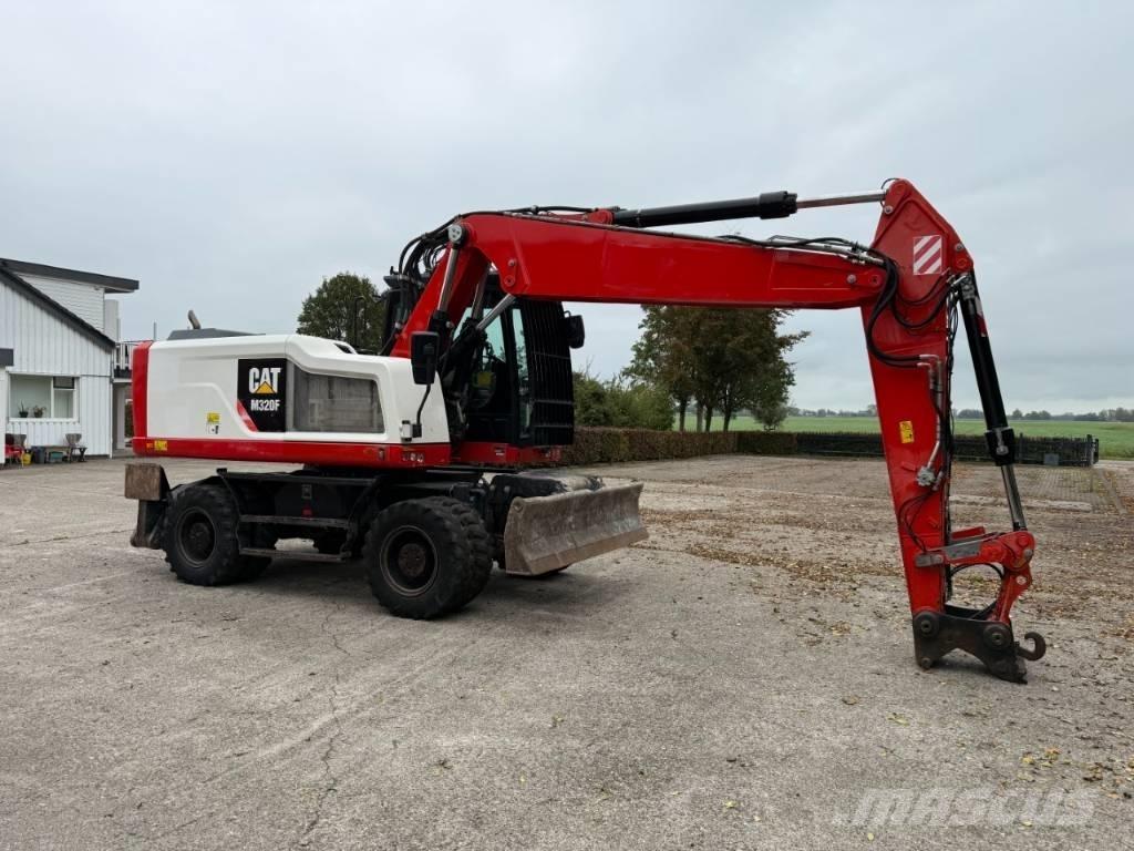 CAT M320F Gumikerekes kotrók