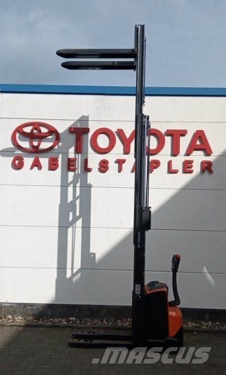 Toyota SWE120L Gyalogkíséretű targonca