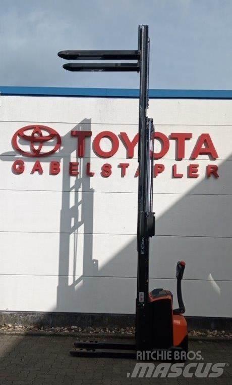 Toyota SWE120L Gyalogkíséretű targonca