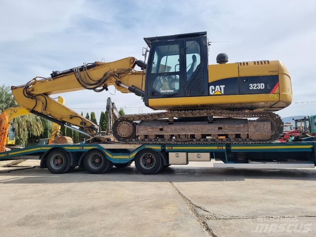 CAT 323 D L Lánctalpas kotrók