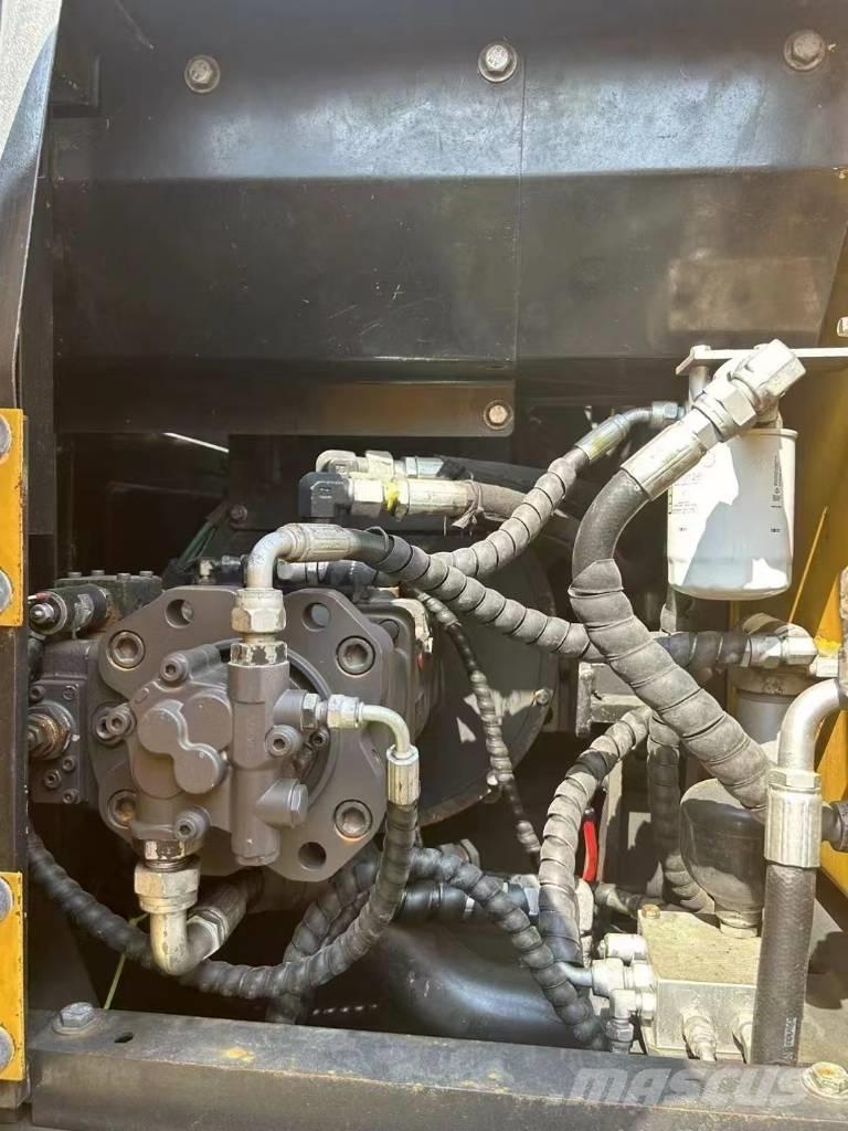 Volvo 140 Lánctalpas kotrók
