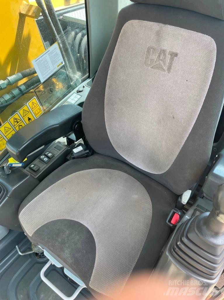 CAT M 313 D Gumikerekes kotrók