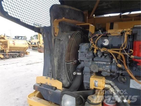 CAT PS-150C Pneumatikus kerekes hengerek