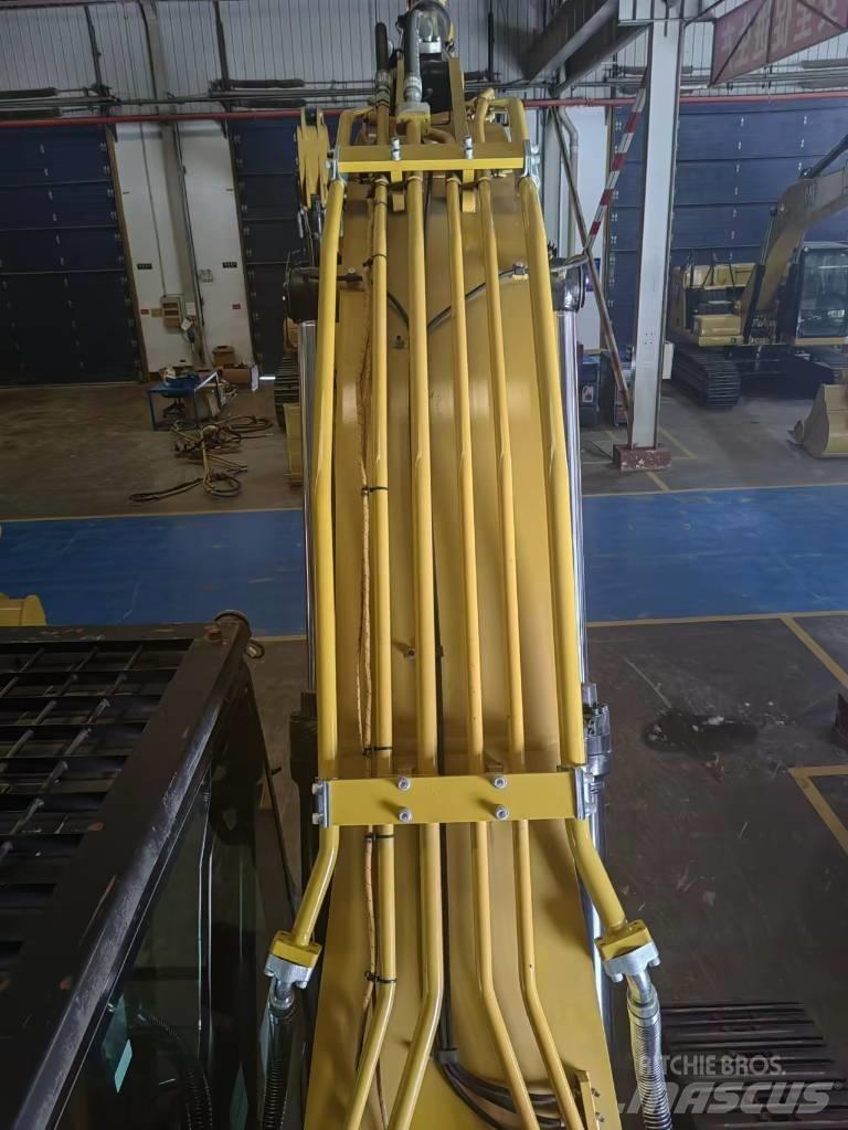 CAT 2020 CAT 323 Gumikerekes kotrók