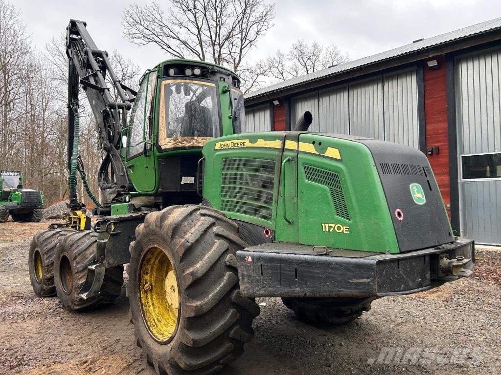 John Deere 1170 E Betakarítók