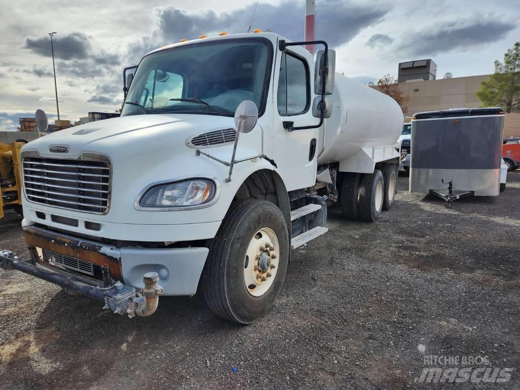 Freightliner M2-106 Vízszállító teherautók