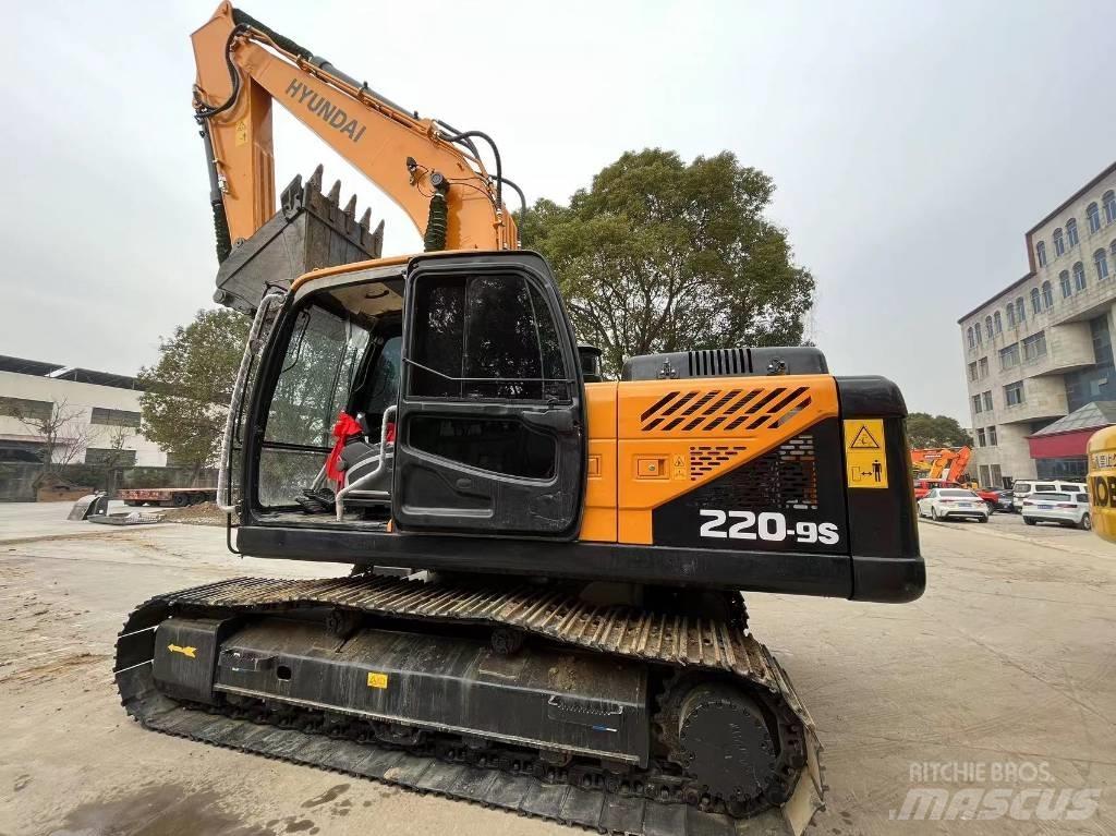 Hyundai R220-9S Gumikerekes kotrók