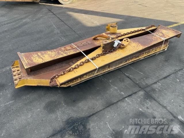 CAT 735 TAIL GATE Csuklósdömperek