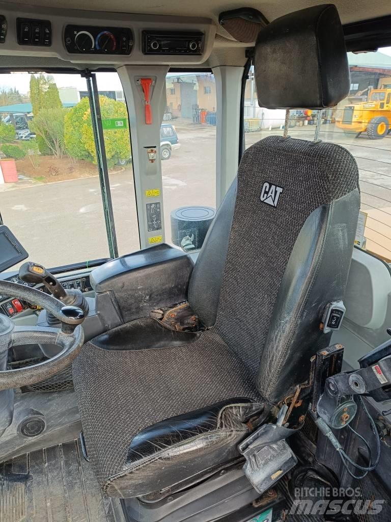 CAT 930M Gumikerekes homlokrakodók