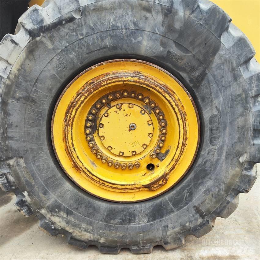 Komatsu WA 600-6 Gumikerekes homlokrakodók