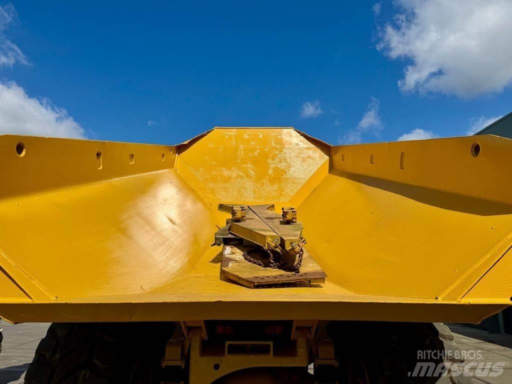 CAT 735 Mezei dömperek