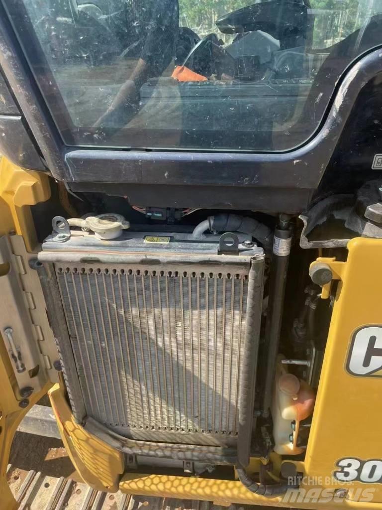 CAT 302 Mini kotrók < 7t