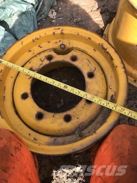 MASSEY FRONT WHEEL Gumiabroncsok, kerekek és felnik