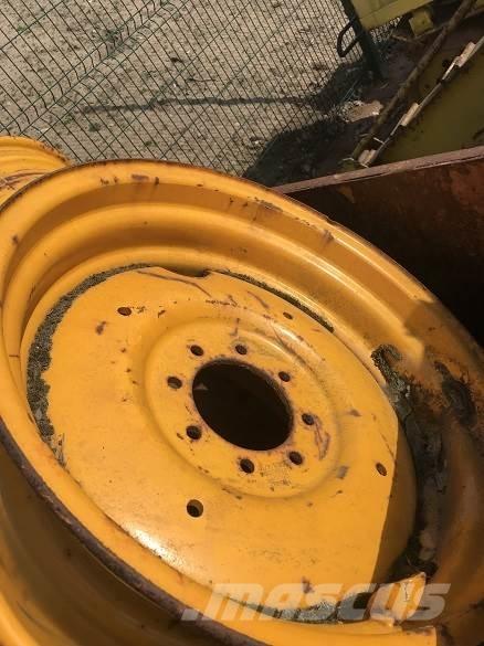  MASSEY REAR WHEEL Gumiabroncsok, kerekek és felnik
