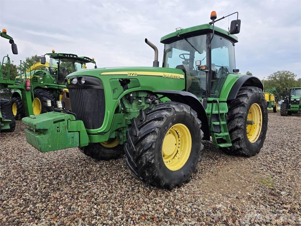 John Deere 8220 Traktorok