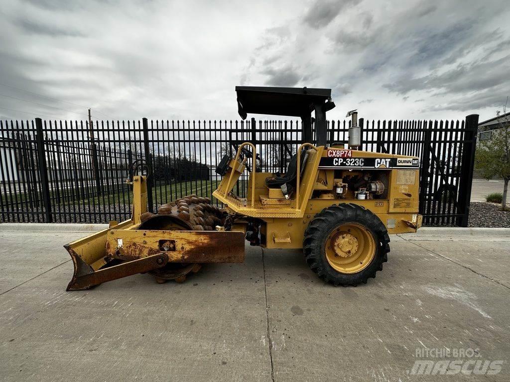 CAT CP-323C Traktorok