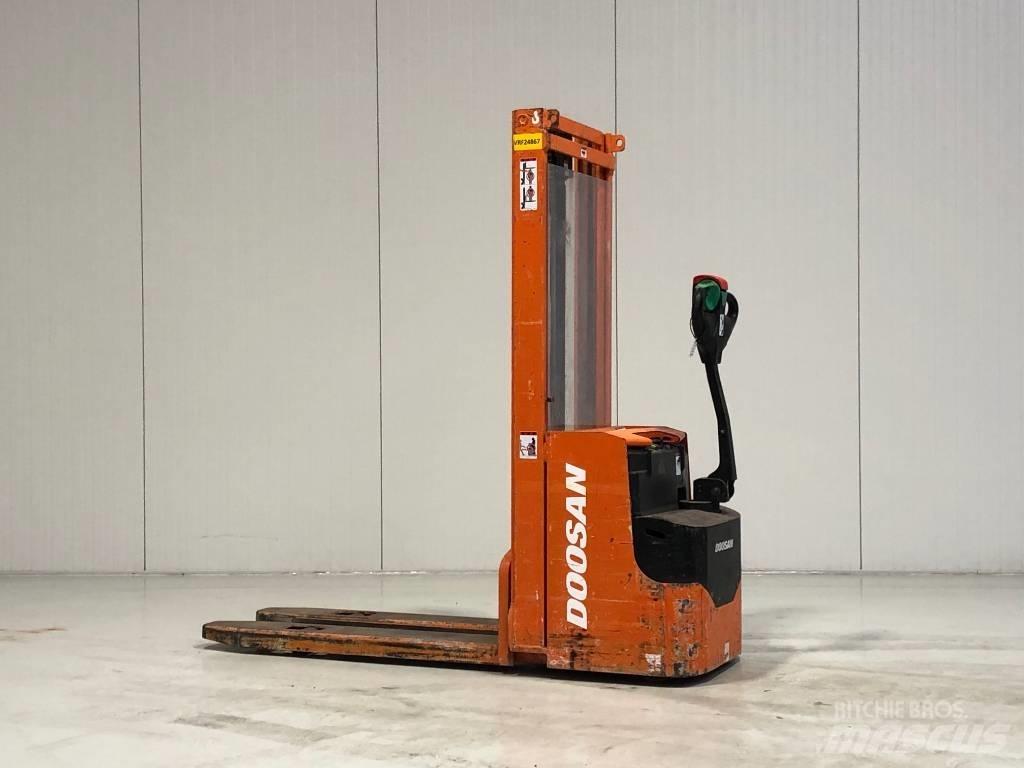 Doosan LEDS12.5C Gyalogkíséretű targonca