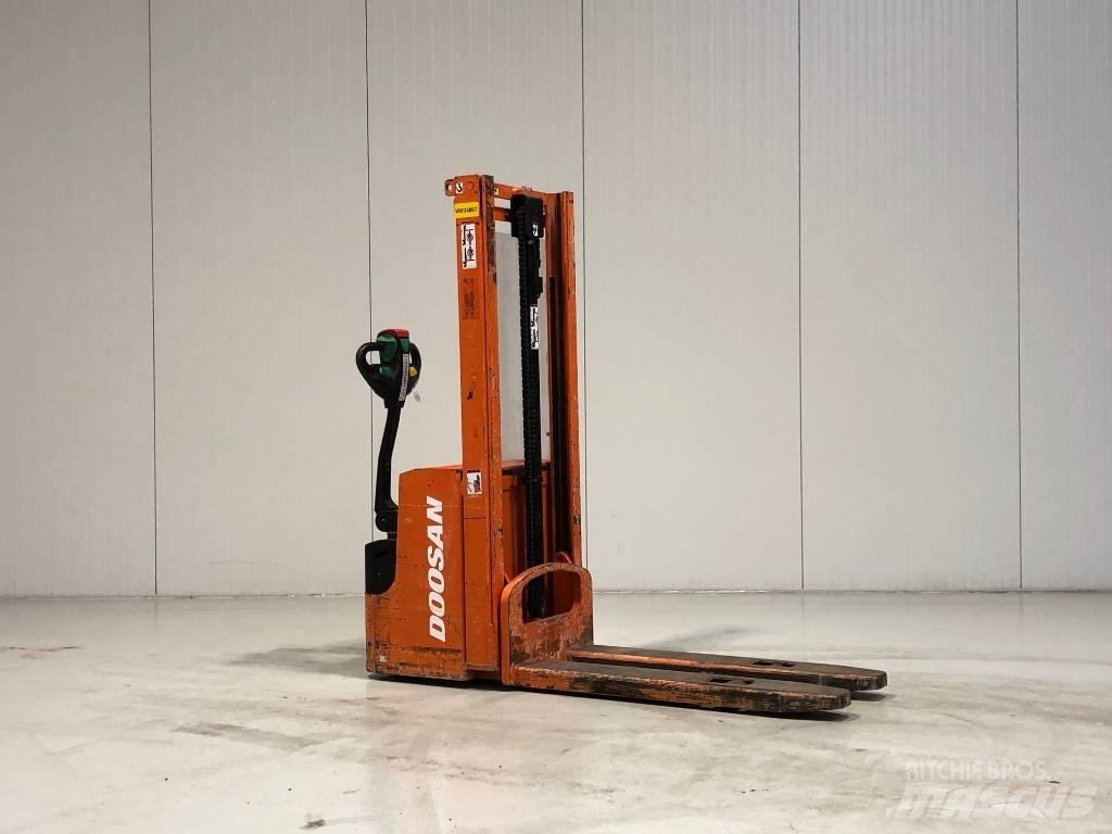 Doosan LEDS12.5C Gyalogkíséretű targonca