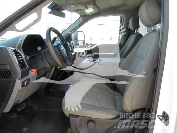 Ford F550 Platós / Ponyvás teherautók