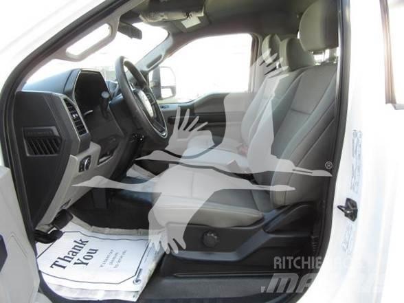Ford F550 Platós / Ponyvás teherautók