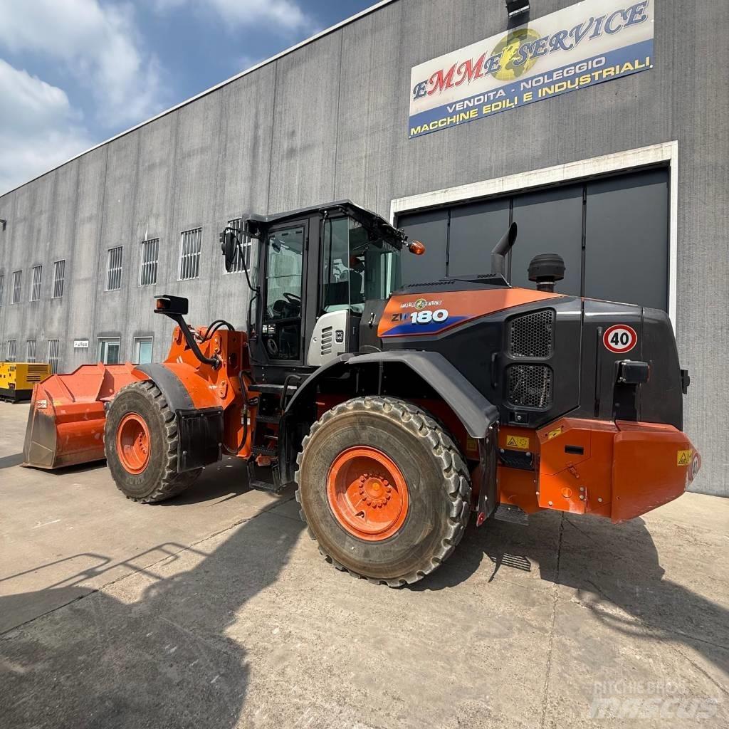 Hitachi ZW180-6 Gumikerekes homlokrakodók