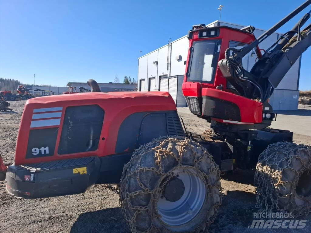 Komatsu 911 Betakarítók