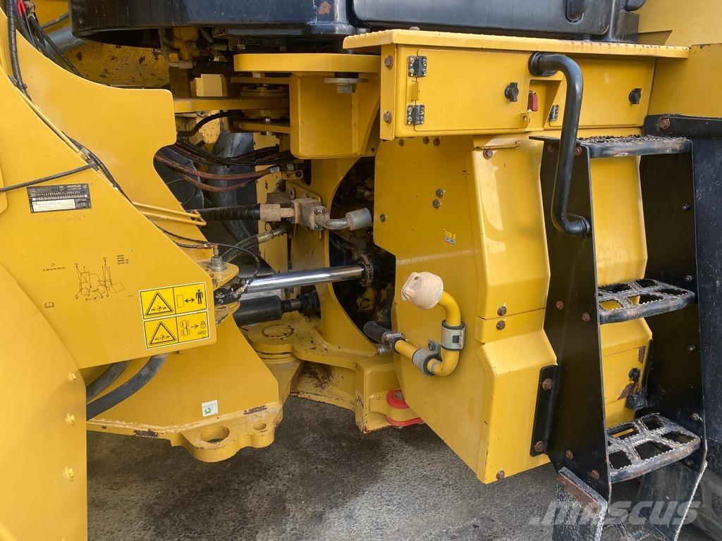 CAT 966 M NVT Gumikerekes homlokrakodók