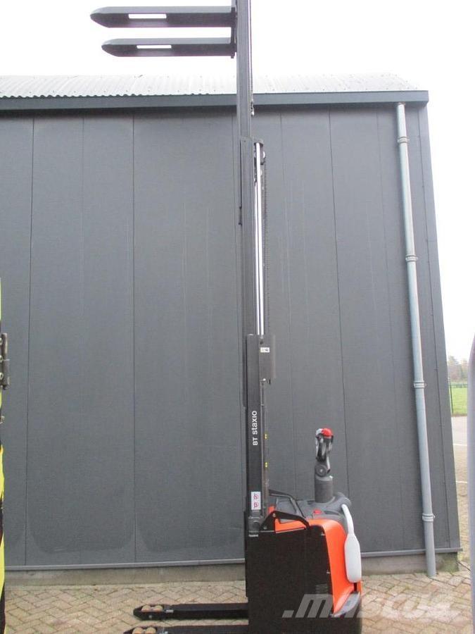 Toyota SPE120 Vezetőállásos alacsony emelőkocsi