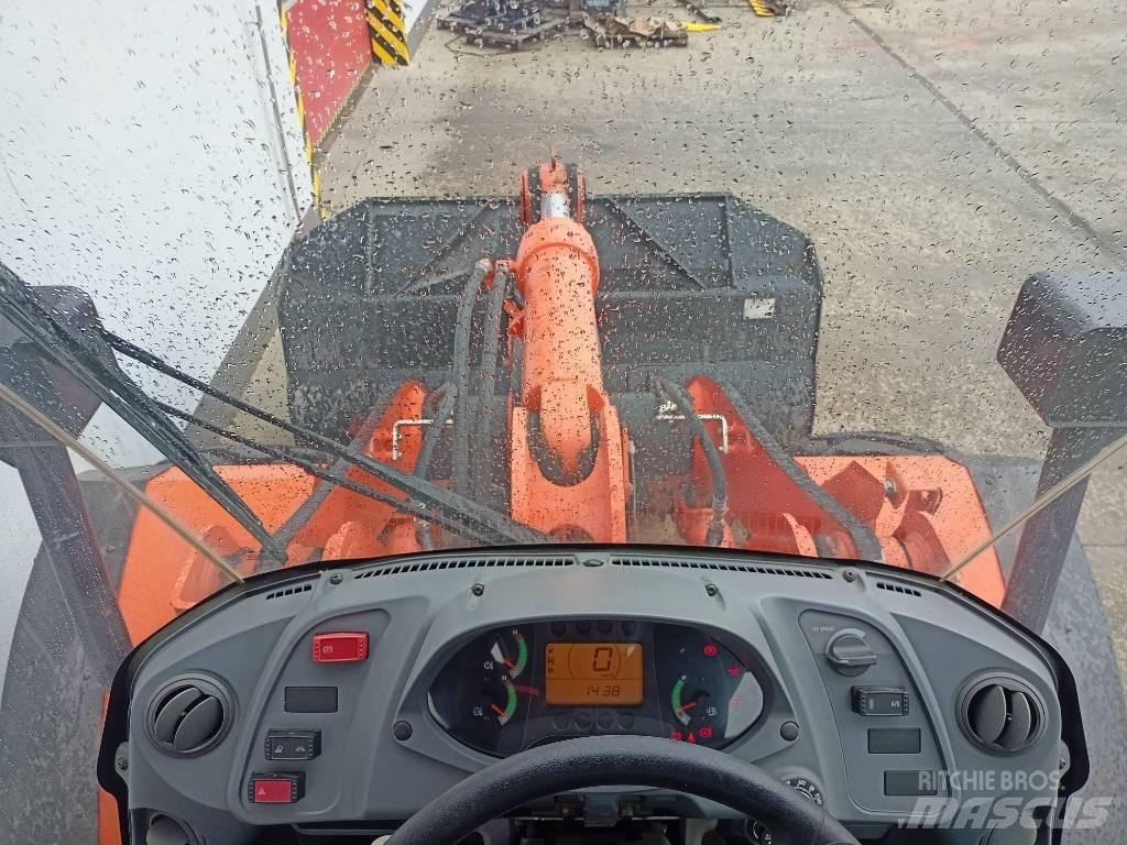 Hitachi ZW150 Gumikerekes homlokrakodók