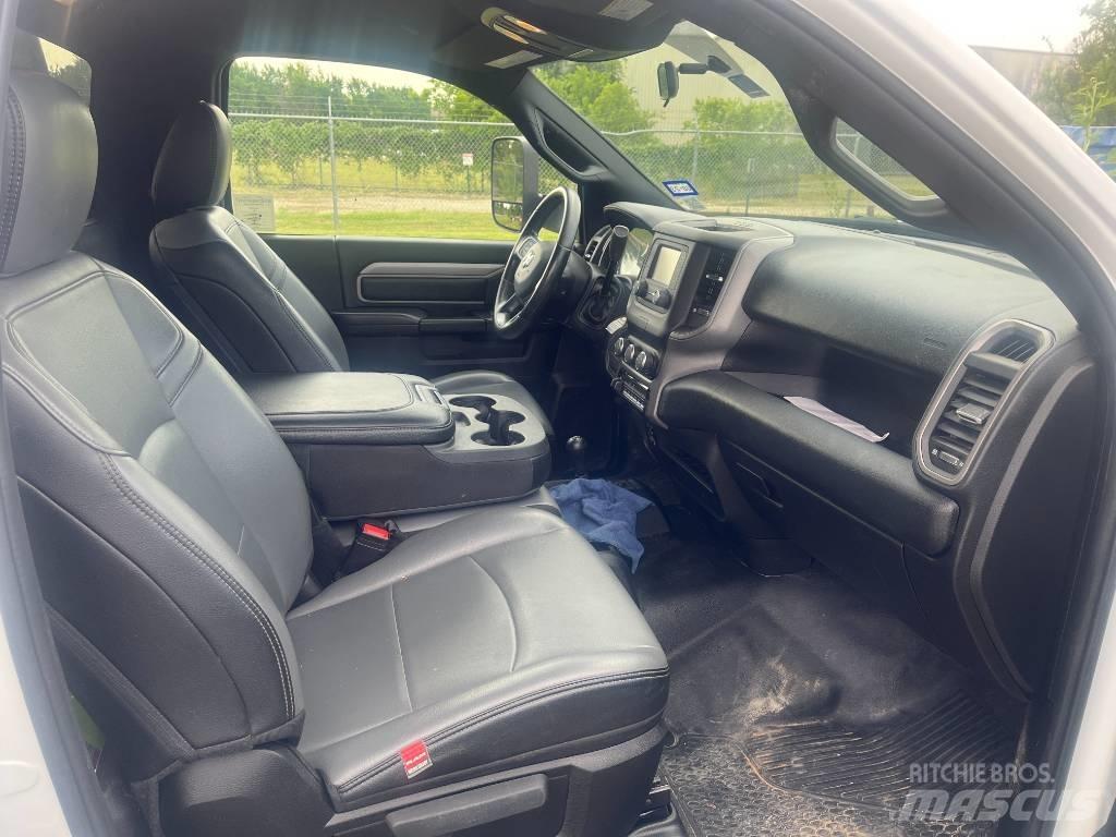 RAM 5500 Platós / Ponyvás teherautók