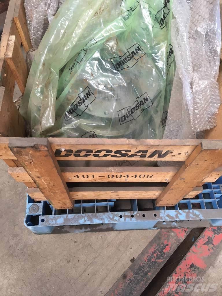 Doosan DX 300 Lánctalpas kotrók