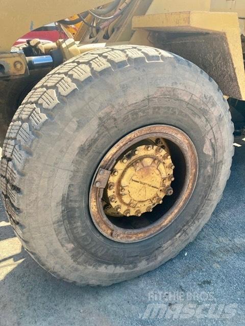 CAT 950 B Gumikerekes homlokrakodók
