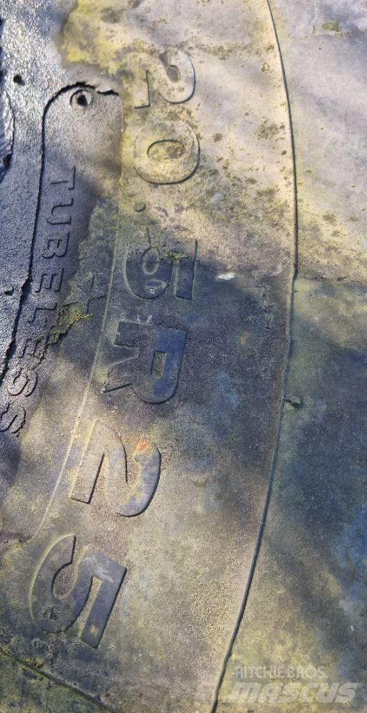  Dæk og fælg Case 721 Gumikerekes homlokrakodók