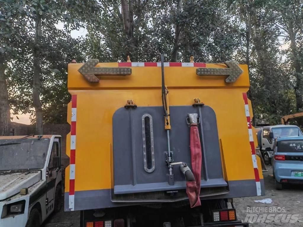 Isuzu ELF Utcaseprő teherautók
