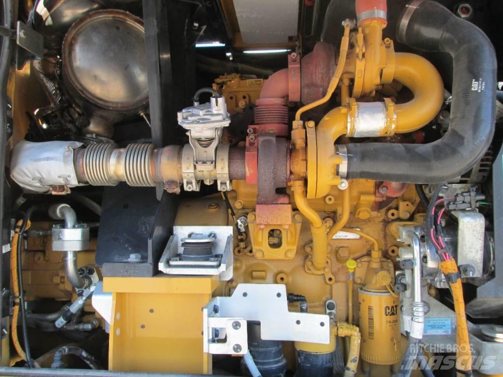 CAT M 317F Gumikerekes kotrók