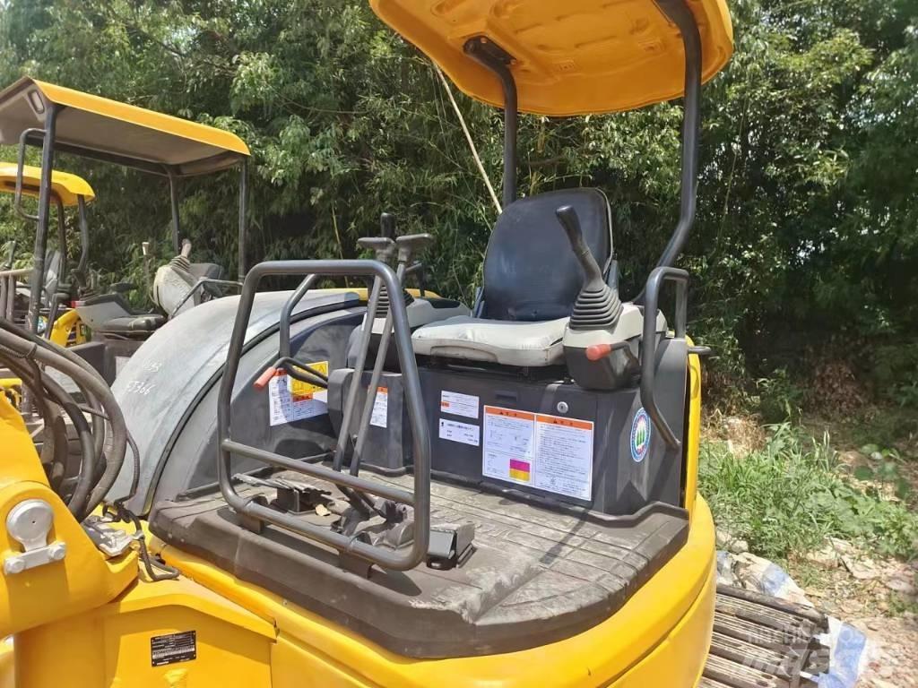 Komatsu PC35 Lánctalpas kotrók