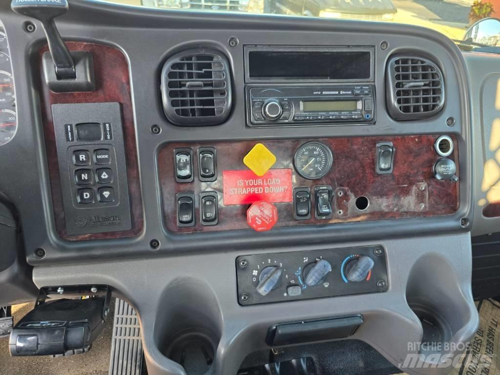 Freightliner M2 106 Platós / Ponyvás teherautók