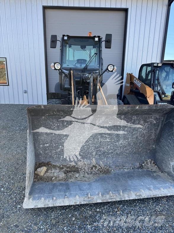 CASE 221F Gumikerekes homlokrakodók