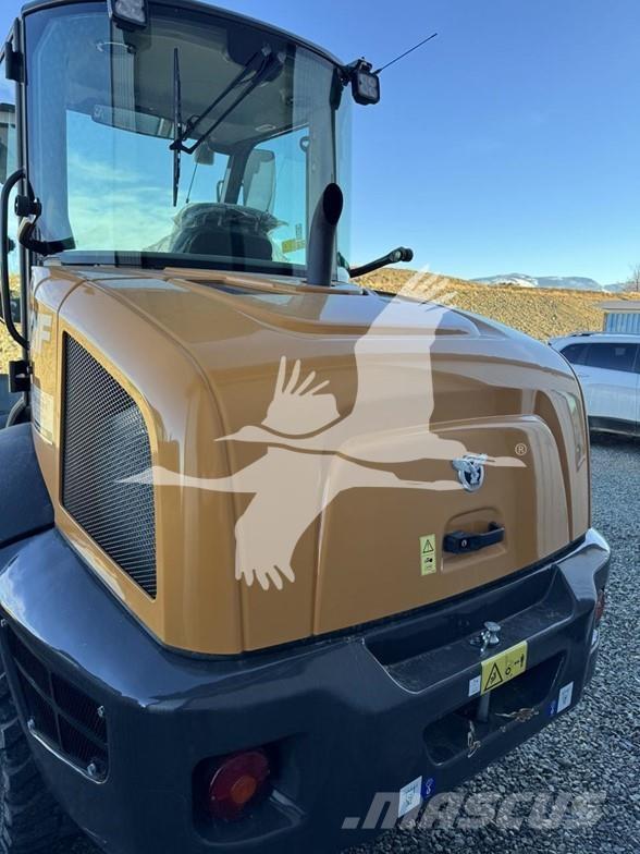 CASE 221F Gumikerekes homlokrakodók