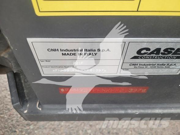 CASE 221F Gumikerekes homlokrakodók